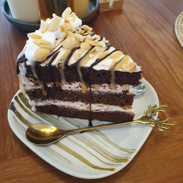 photo of ANNIE 𝐬𝐰𝐞𝐞𝐭𝐞𝐫𝐲 & 𝐞𝐚𝐭𝐞𝐫𝐲 Snickers cake shared by @goodgreens on  06 Oct 2023 - review