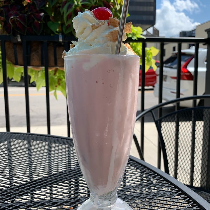 photo of 4th & State Strawberry Cheesecake Milkshake shared by @ashes on  24 Apr 2024 - review