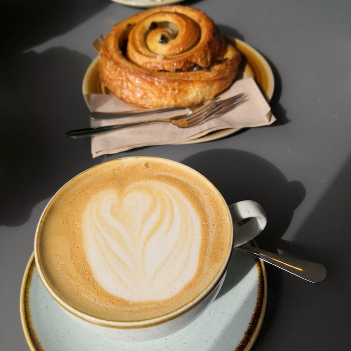 photo of Ginger Bees Café Decaf Oat Latte shared by @alistar on  28 Apr 2024 - review