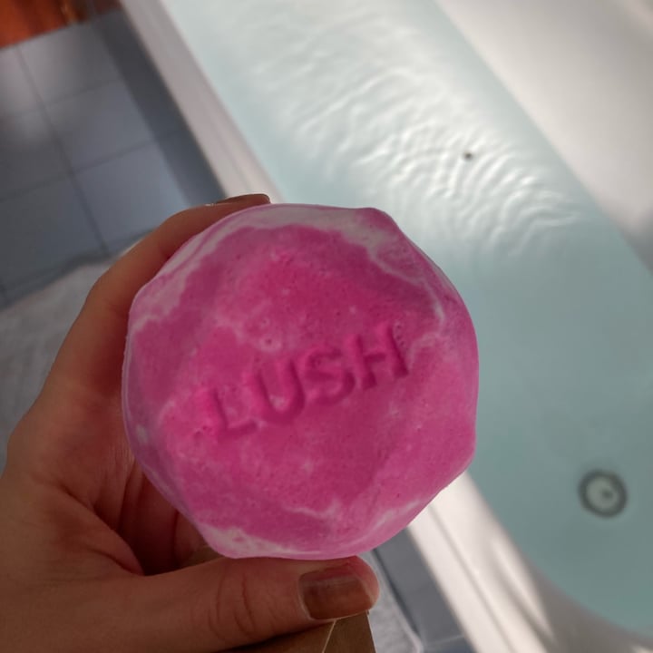 photo of Lush Snow fairy bath bomb shared by @tinavegl on  28 Dec 2023 - review