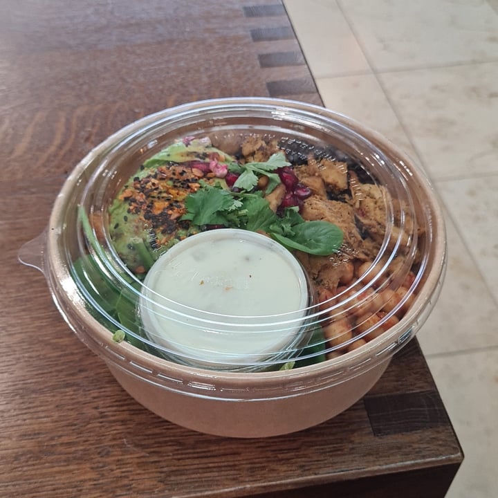 photo of beets&roots I Flughafen Berlin Brandenburg Vegan Chicken Avocado Bowl shared by @jean-luc on  09 Feb 2024 - review