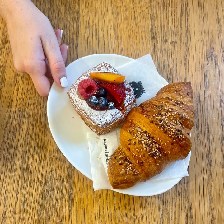 photo of DEC Pasticceria croissant vegan shared by @curtistheweirdcat on  03 Aug 2024 - review