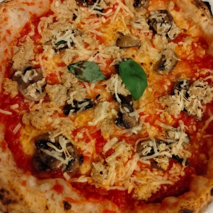 photo of Pizzeria Vizio 5 Pizza funghi e vuna shared by @veeckie on  25 Aug 2023 - review