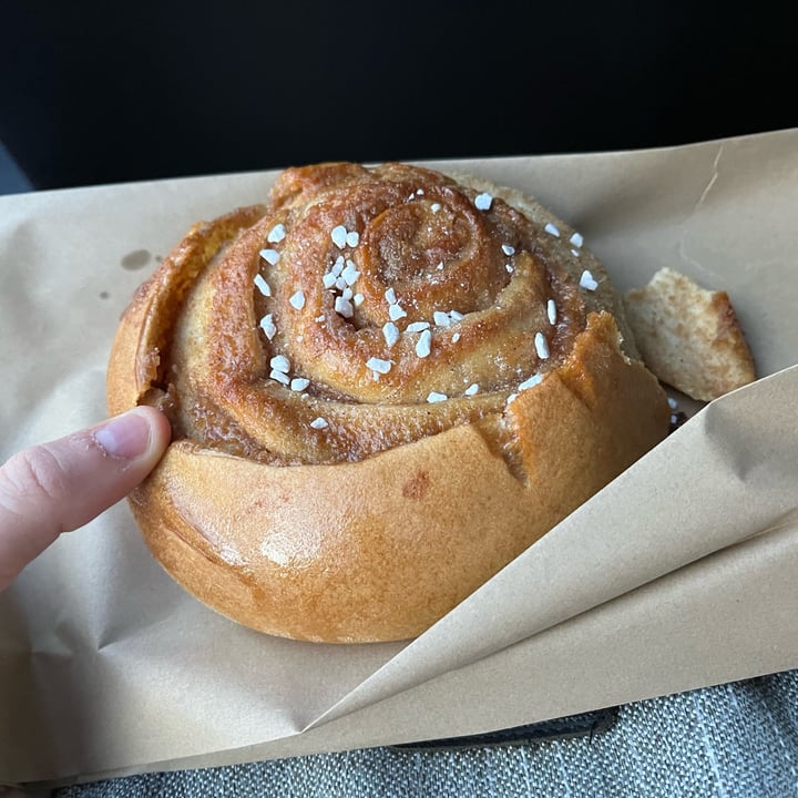 photo of Brauð & Co cinnamon roll vegano shared by @laraaleo on  01 Apr 2024 - review