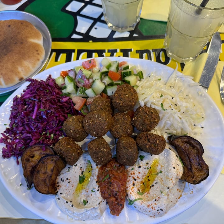 photo of L'As du Fallafel Hummus Bowl shared by @chocotorta on  04 Jun 2024 - review