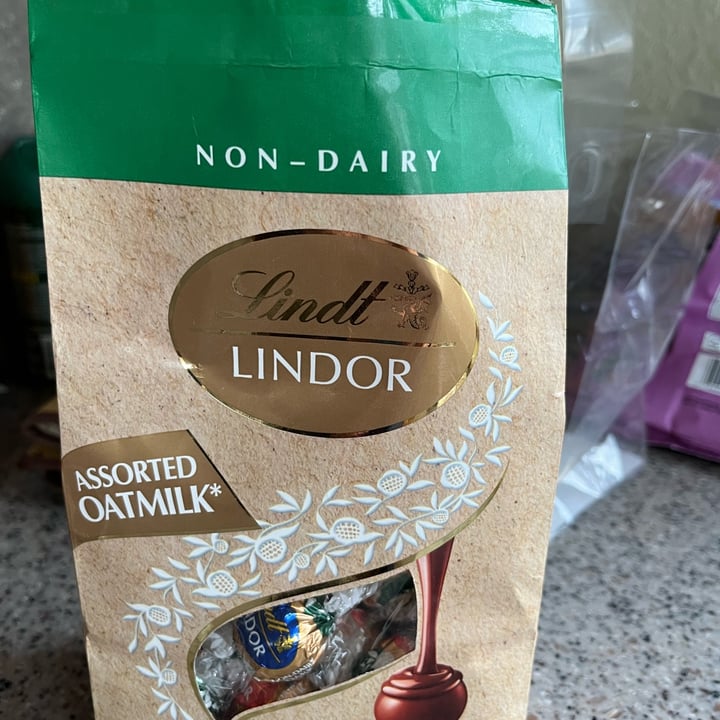 photo of Lindt Lindor Oatmilk Chocolate Truffles shared by @tatanka05 on  09 Dec 2024 - review