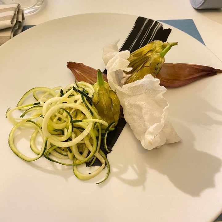 photo of Ristorante La Casina di Alice Fiori di zucca ripieni di patate e scamorza vegana con cipolle in agrodolce e spaghetti di zucchine shared by @animalsright on  01 Aug 2025 - review