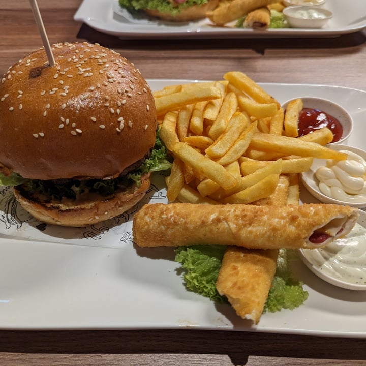 photo of Hulala – Pretty Burger & Drinks Chick’n Burger, Fries, Cheese Balls & Side Salad shared by @thequangandonly on  05 Feb 2024 - review