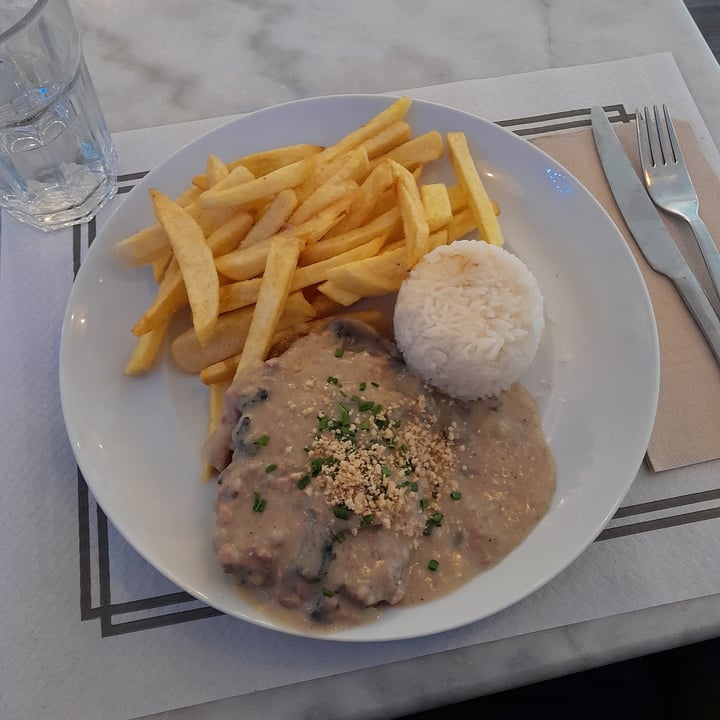 photo of Los Andenes Milanesa en salsa de champiñones shared by @vviborezna on  22 Dec 2023 - review