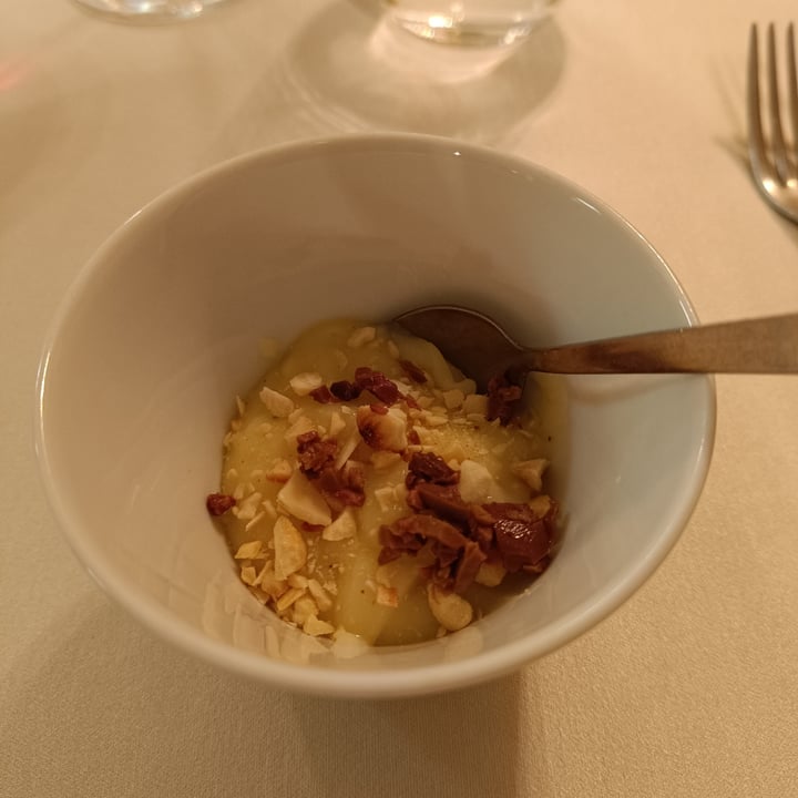 photo of Ristorante L'Ape Regina aperitivo di benvenuto con crema di patate e battuto di mandorle e olive shared by @ambras on  09 Nov 2024 - review