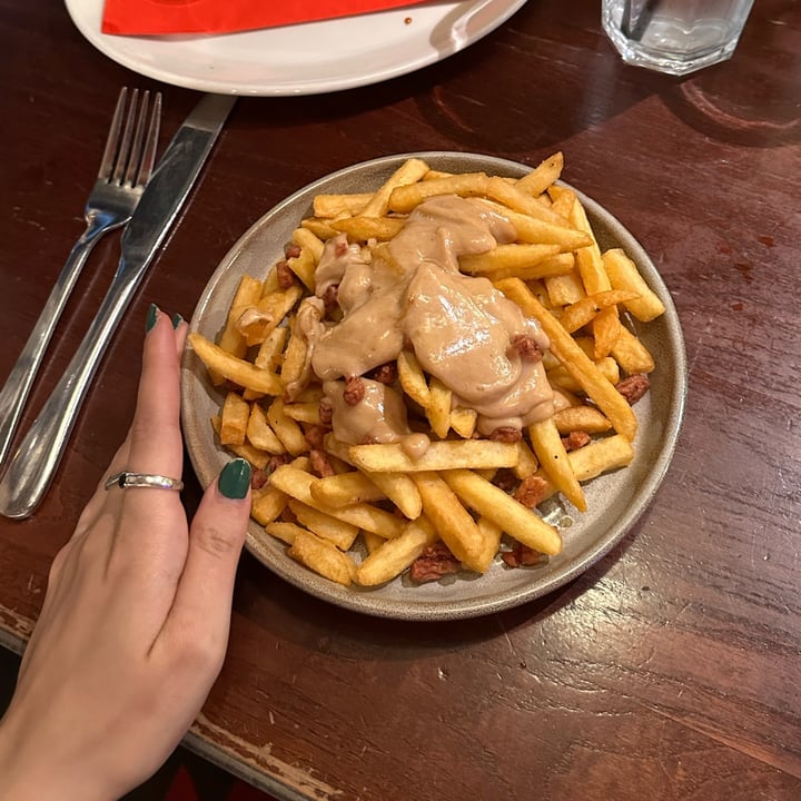 photo of TGI Fridays Plant-Based Loaded Fries shared by @actofcynic on  05 Oct 2023 - review