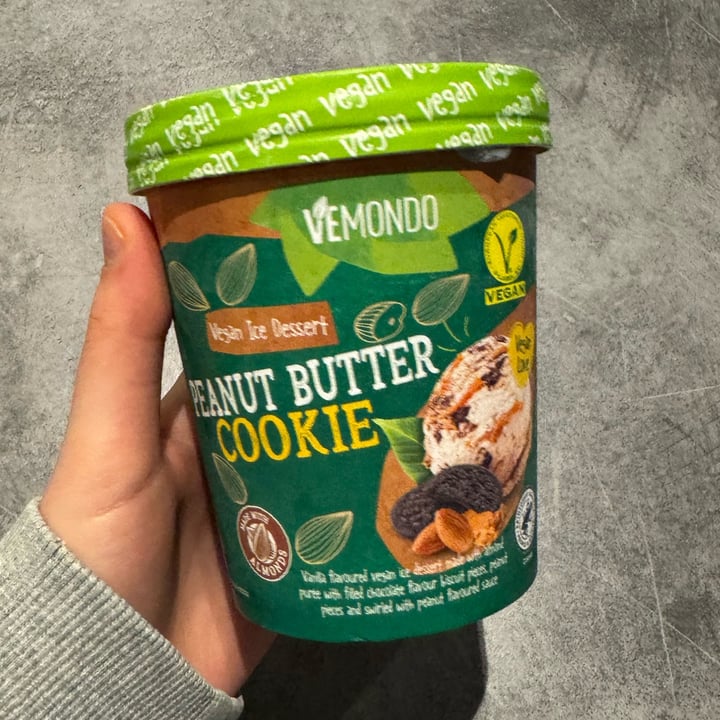 photo of Vemondo Ice cream peanut butter & cookies shared by @giorgiamk on  18 Jan 2025 - review
