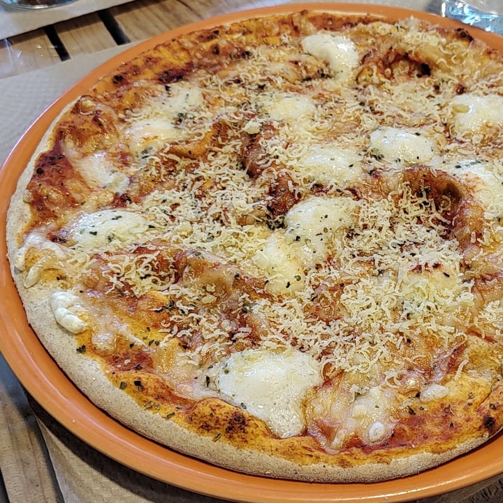 photo of Dolce Pizza y Los Veganos Pizza Tres Quesos Vegana shared by @the-vegan-one on  14 Dec 2023 - review