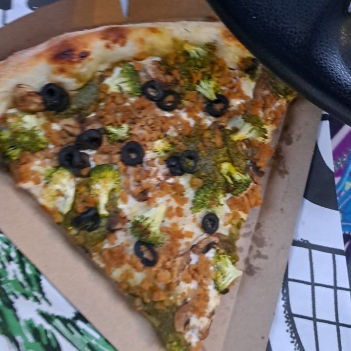 photo of Rise Above Pizza & Wings Creamy Garlic and Pesto shared by @svraphael88 on  18 Dec 2023 - review