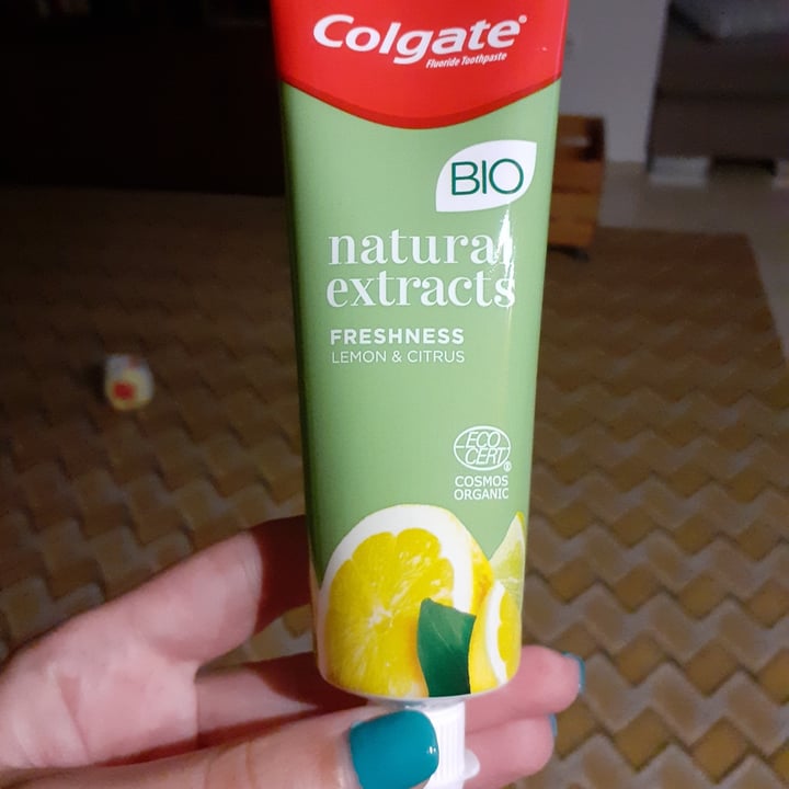photo of Colgate Pasta de Dientes Natural Extracts Limón y Cítricos shared by @vinoulis on  28 Oct 2023 - review
