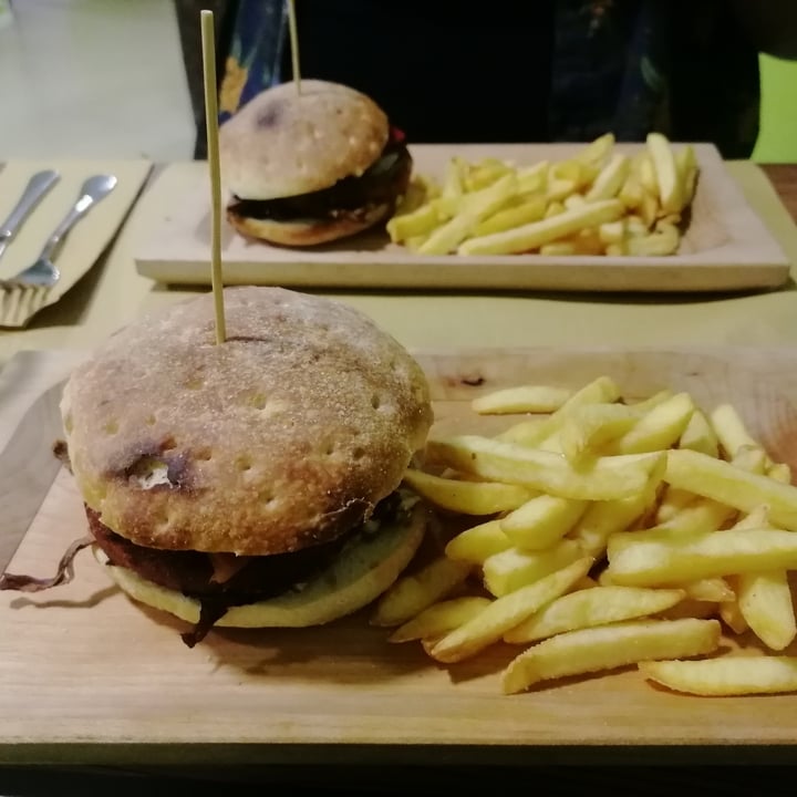 photo of Inferno Pub Hamburger 🍔 veg shared by @asiagaleotti on  23 Feb 2024 - review