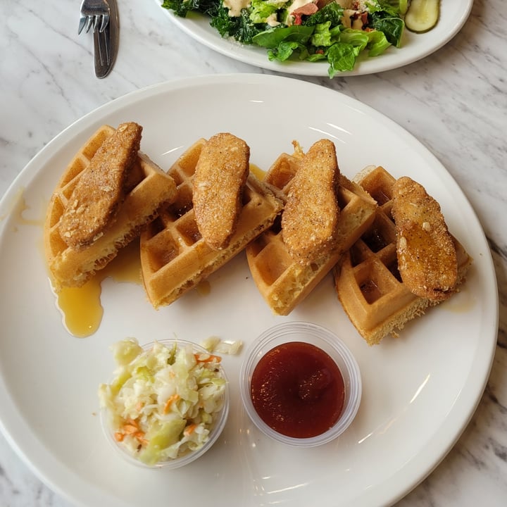 photo of Evviva Breakfast & Lunch Vegan Chick'n and Waffles shared by @metalmel666 on  11 Apr 2024 - review