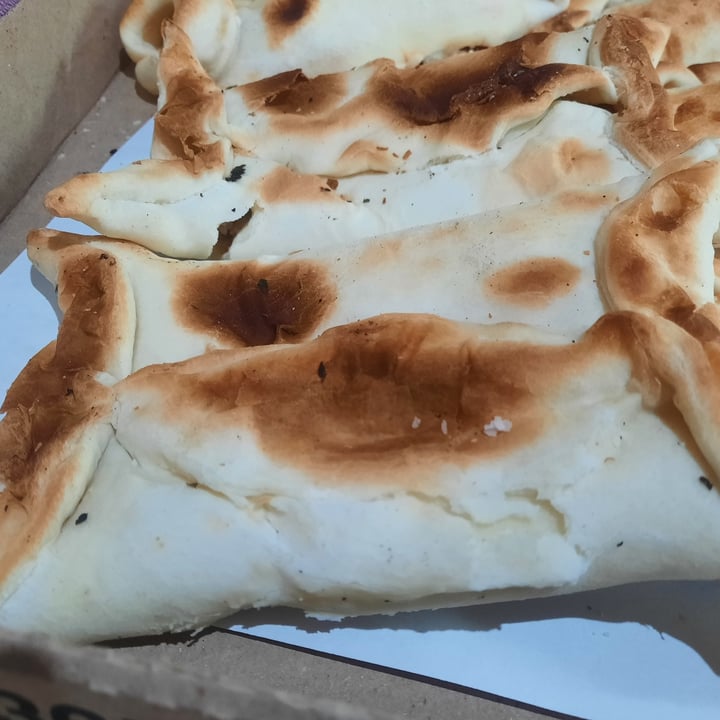 photo of Lontano Pizza Empanada De Champiñones, Queso Y Cebolla De Verdeo shared by @soff62 on  09 Nov 2023 - review