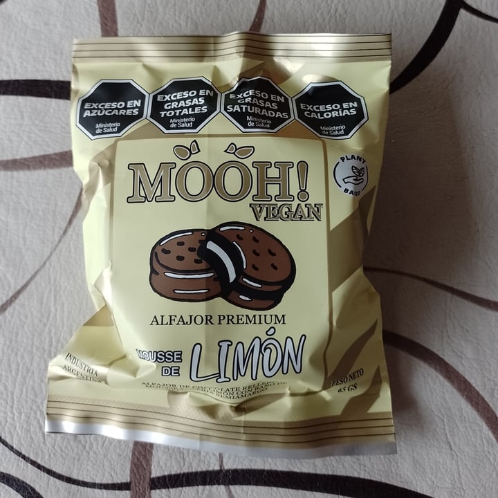photo of MOOH! vegan ALFAJOR VEGANO RELLENO DE MOUSSE DE LIMÓN - MOOH VEGAN shared by @bel123 on  03 Oct 2023 - review