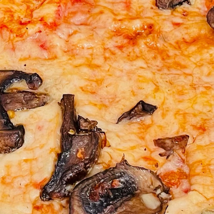photo of 365 Whole Foods Market Vegan Cheese Pizza shared by @tamiapple on  28 Apr 2025 - review