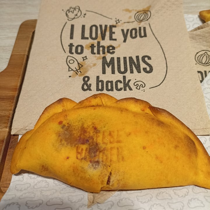 photo of Las Muns Empanada Sabor Cheeseburger shared by @fabuchi on  09 Apr 2025 - review