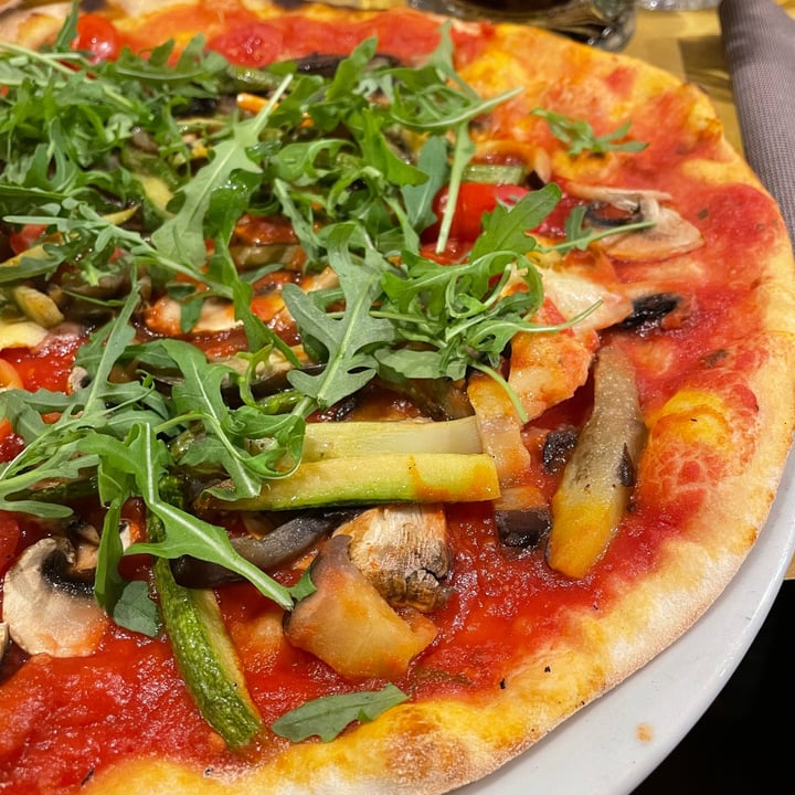 photo of Il Pipistrello Pizza vegetariana a base rossa shared by @antonellaboschi on  21 Apr 2024 - review