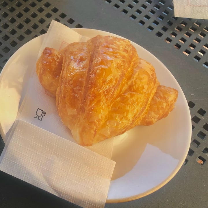 photo of Pasticceria FONDEMÁ Cornetti vegani shared by @millathecaterpillar on  02 Jun 2024 - review