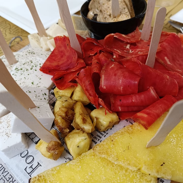 photo of Il Pirata della Piada di Raffaele Catalano gnocco fritto con tigelle e tagliere vegan shared by @ambras on  28 Apr 2024 - review
