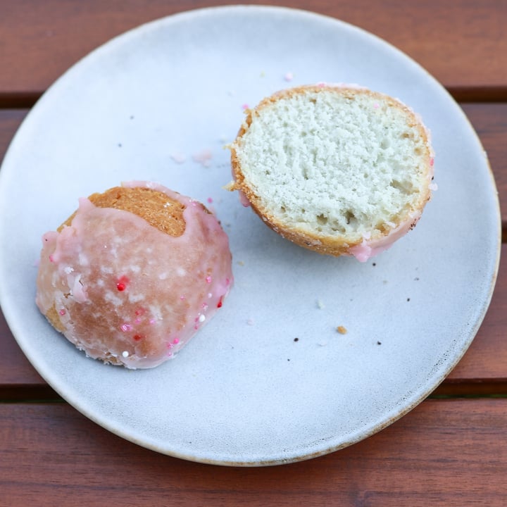 photo of Destination Donuts Pink lemonade nibbler shared by @lizmaselli on  29 Apr 2024 - review