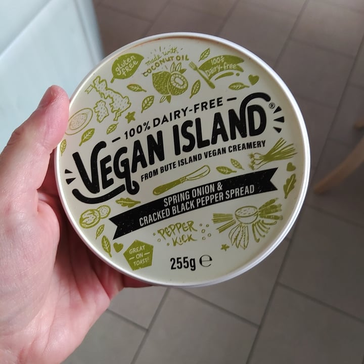 photo of Vegan Island Spring onion & cracked black pepper spread shared by @saechsine on  18 Sep 2023 - review