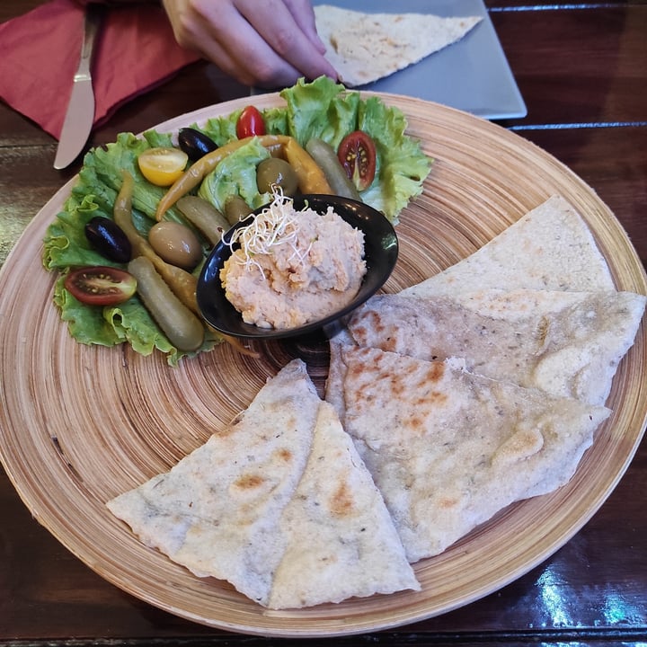 photo of Artha Naan con Hummus shared by @rosli on  29 Aug 2025 - review
