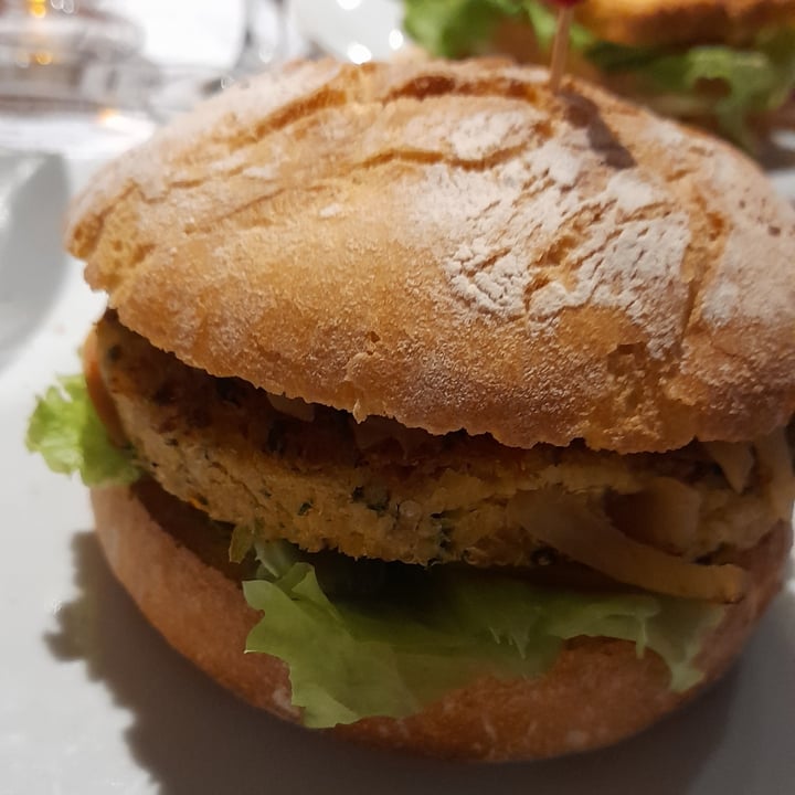 photo of Cafetería Colón Hamburguesa vegana shared by @oihana on  07 Sep 2023 - review