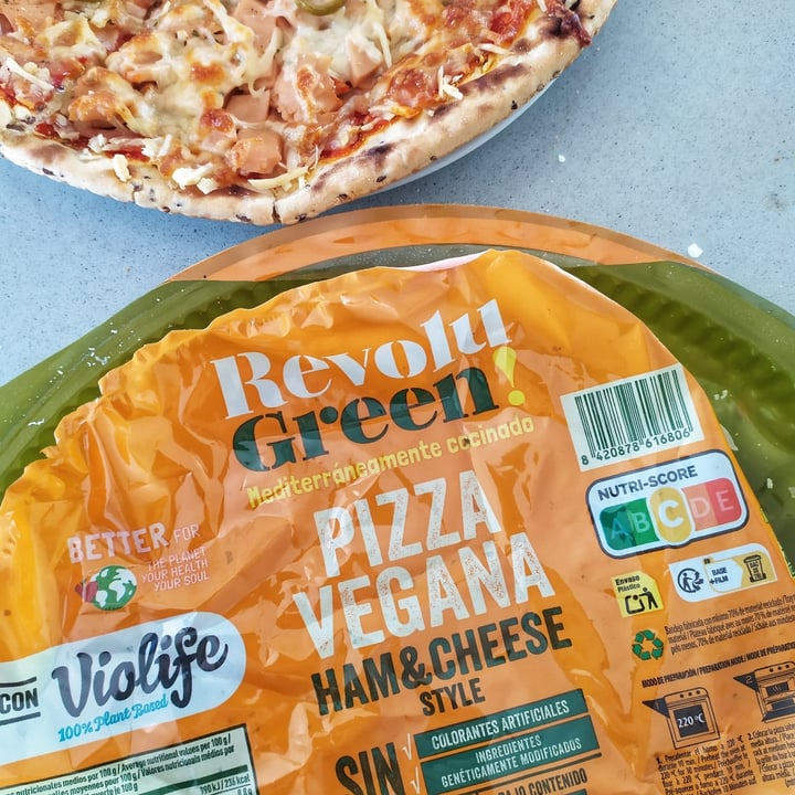 photo of Revolu Green Pizza Vegana Ham & cheese style shared by @alicia41 on  10 May 2024 - review