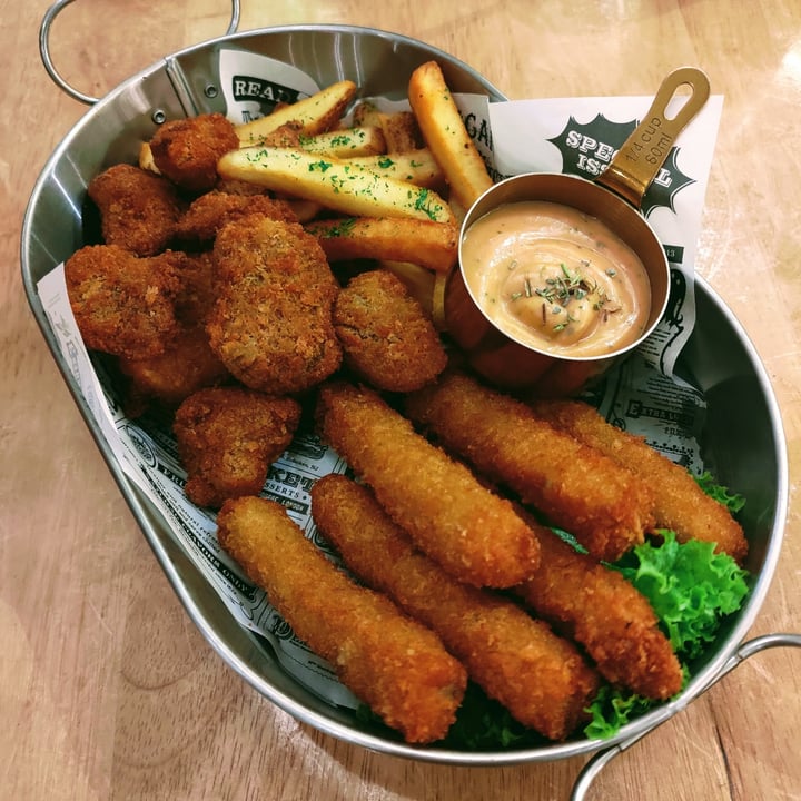 photo of Brown Poodle Cafe Shrooms Party Snack Platter shared by @stevenneoh on  15 Oct 2023 - review