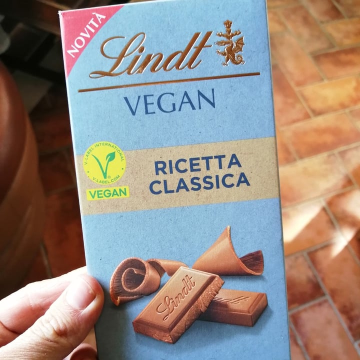 photo of Lindt vegan - Classic (Latte d'avena E Pasta di Mandorla shared by @anthe on  14 Oct 2024 - review