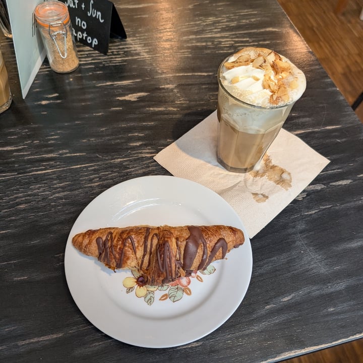 photo of Hempies - veganes Bistro Bienenstich Latté shared by @punilu on  09 Sep 2025 - review