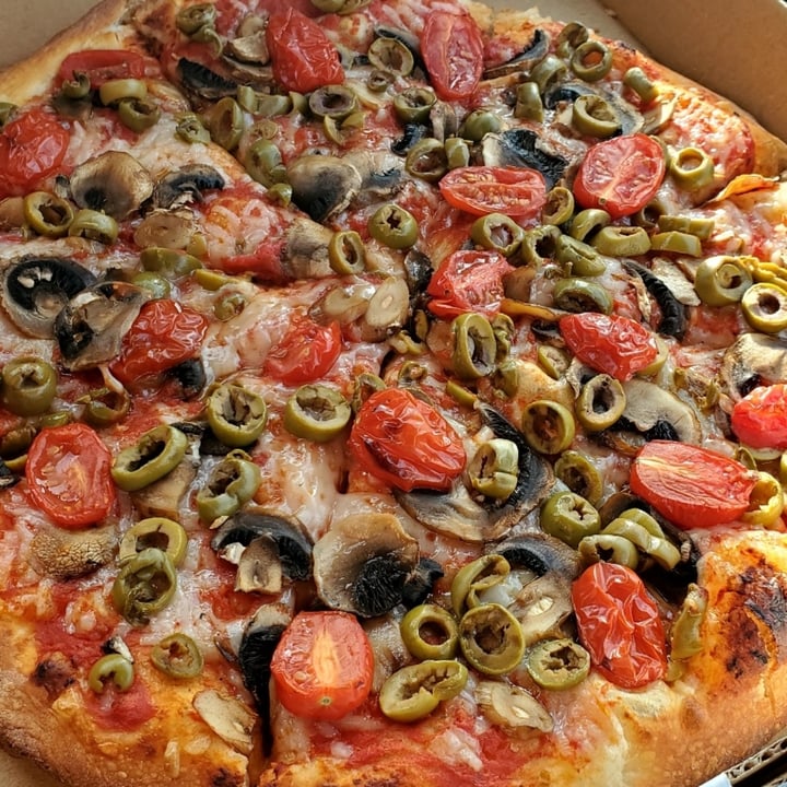 photo of Maestro's Gourmet Pizza Olivia - veganised shared by @whatacuriousnotion on  07 May 2024 - review
