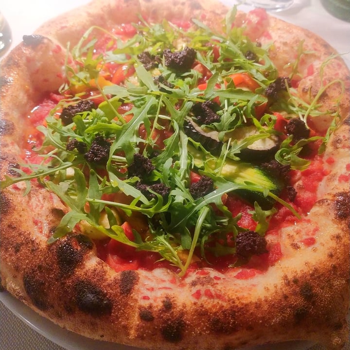 photo of Pandor - La pizzeria a Villa Freto Pizza Rossa Con Verdure, Caviale Di Olive, Pomodorini E Rucola shared by @v3ronica on  25 May 2025 - review