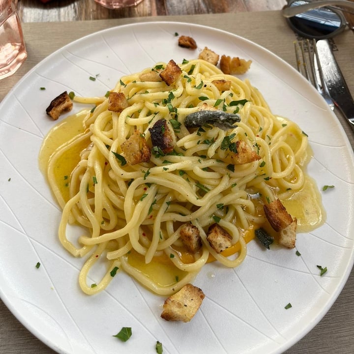 photo of Rifugio Romano Tonnarelli aglio, olio, e peperoncino, con mollica croccante e chips di salvia su crema di zucca delica e anacardi shared by @martaeffe on  27 Feb 2024 - review