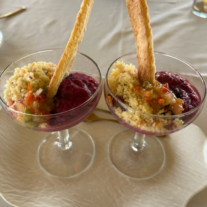 photo of Delta Hotel Cuscus con alfombra de hummus de remolacha shared by @azabachepeluda on  22 Apr 2025 - review