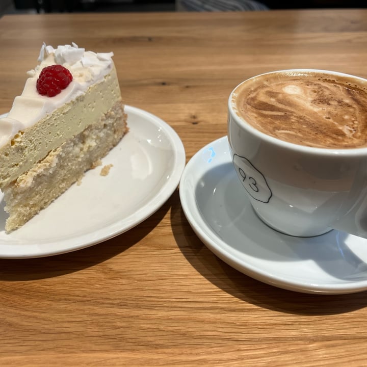 photo of Café Neundrei Passion fruit cake shared by @claudiamelyndra on  06 Aug 2025 - review