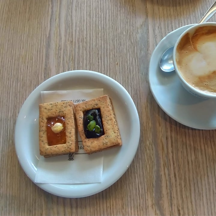 photo of Caffè Centofiori Biscotti Ripieni Di Marmellata Con Semi Di Chia shared by @geb on  15 Apr 2024 - review