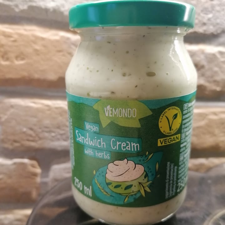 photo of Vemondo Vegan sandwich cream with herbs shared by @lacla2022 on  12 May 2024 - review