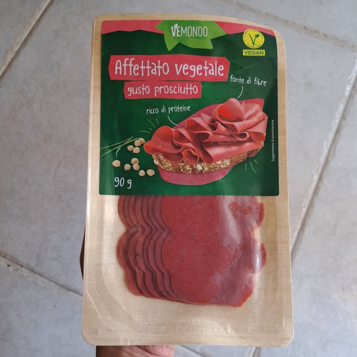 photo of Vemondo affettato vegetale gusto prosciutto shared by @giuliasmart on  29 Sep 2023 - review