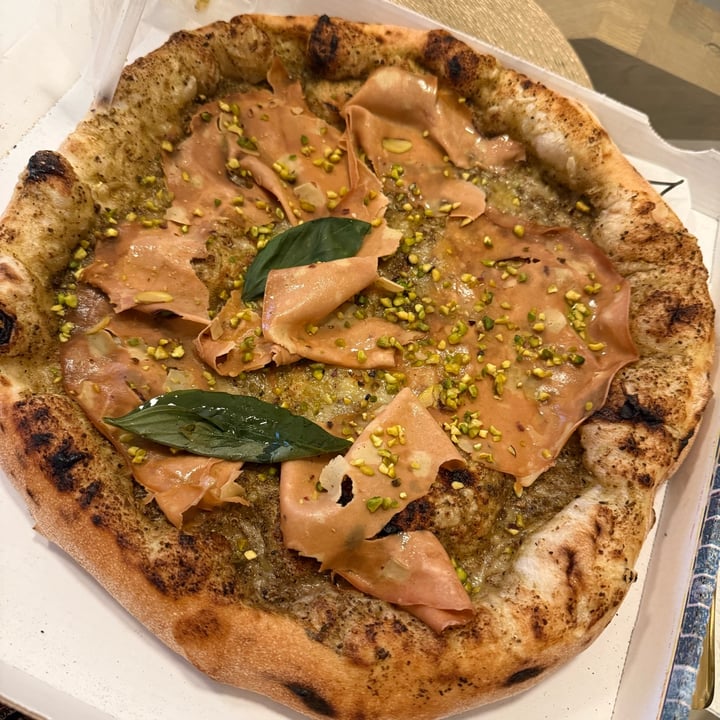 photo of Pizzeria Assaje Pistacchio e mortadella vegana shared by @iosonomina on  14 Jun 2025 - review