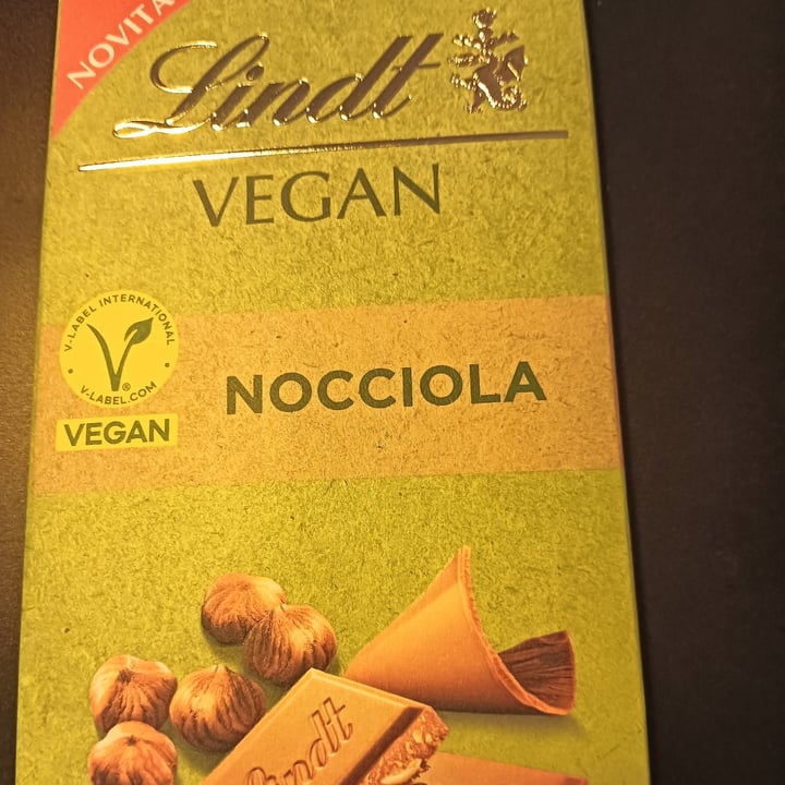 photo of Cioccolato Lindt cioccolato veg alla nocciola shared by @giancarlo on  17 Nov 2024 - review