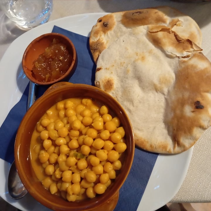 photo of Mezzaluna Curry di ceci con chutney di mele e chapati shared by @beavegan on  22 Dec 2024 - review