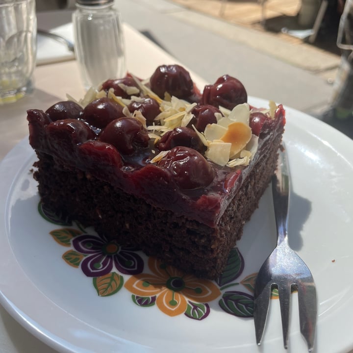 photo of Vollpension Schoko Kirsch Kuchen shared by @trixi on  20 May 2024 - review