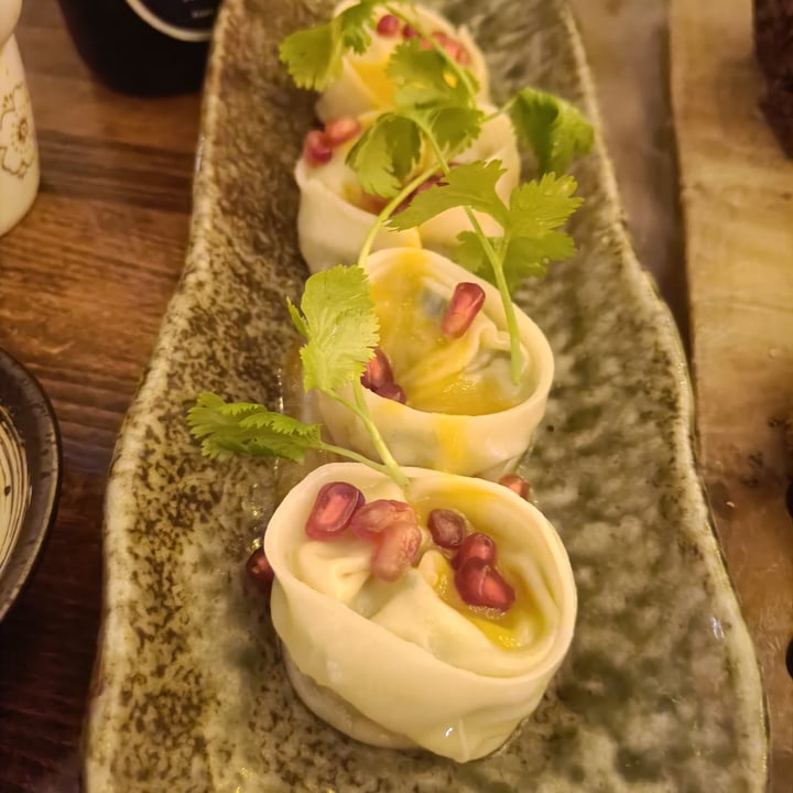 photo of Secret Garden Berlin | Vegan Sushi Glänzender Exot Dumplings shared by @selbsthenker on  04 Oct 2023 - review