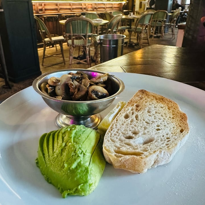 photo of Old Town Italy Avo Toast And Mushroom shared by @reshmikhan on  30 Mar 2024 - review
